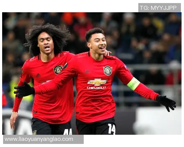 足球明星在球场激情接吻瞬间引发球迷热议与媒体关注